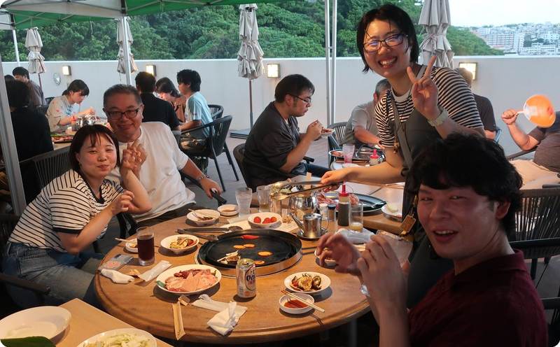 食卓を囲んで談笑