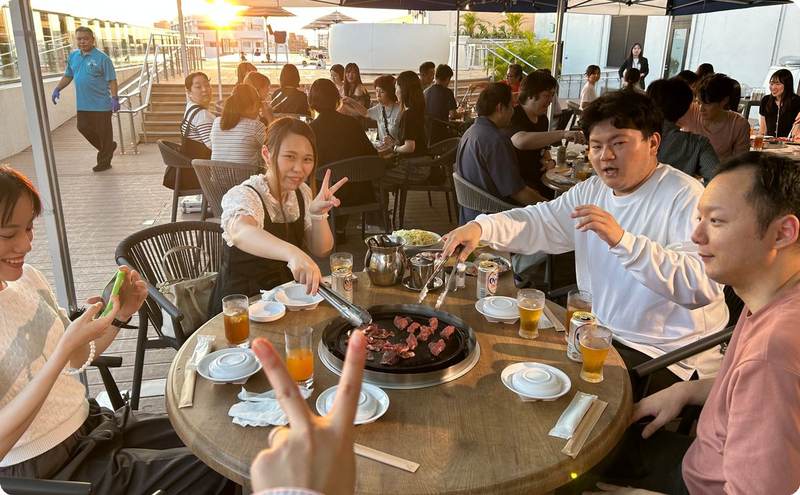 夕日をバックに乾杯！